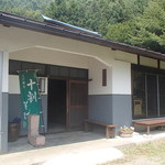 梅庵 - すぐ裏は山