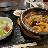 味の中華 羽衣 銀座本店 - 石焼旨煮丼？　熱いので注意。