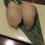 大衆寿司と肉汁餃子 魚餃屋 - ハマチ2貫