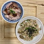 中華そば 肴 yamago - 左：肉飯(小) 右：鶏飯(大)