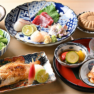 每人可享用一盤黑喉魚及當季食材的無限暢飲套餐。