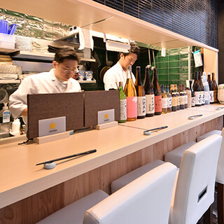 Enjoy a luxurious meal at the counter where you can enjoy the craftsmanship right before your eyes.