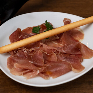 All-you-can-eat variety of pasta and Prosciutto ♪ Authentic Italian Cuisine that you can enjoy day and night