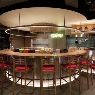 店内中央で蒸し上げる料理とともにライブ感のあるカウンター