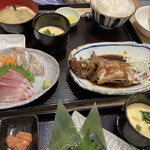 Shounan Uotsuru - 本日の日替わり定食（刺身、煮魚）