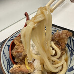 丸亀製麺 - 【2023.6.19(月)】鬼おろし鶏からぶっかけうどん（並盛）790円の麺