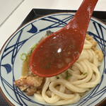 丸亀製麺 - 【2023.6.19(月)】鬼おろし鶏からぶっかけうどん（並盛）790円のスープ