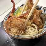 丸亀製麺 - 【2023.6.19(月)】鬼おろし鶏からぶっかけうどん（並盛）790円の唐揚げ