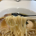 Tanrei Ramen Tsuchinotomi - 多加水中細麺は平打ちでツルッとした食感