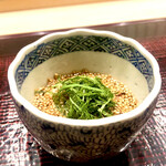 青空 - 胡麻があしらわれたちり酢はには…金目鯛の炙り