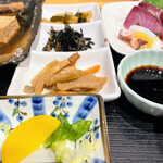 スタンド 富 - ランチ煮魚と刺身定食
