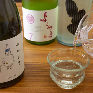 一律価格でご提供。定番～季節酒・レア酒まで豊富な日本酒で乾杯