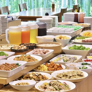 〈Lunch Buffet〉We offer Japanese, Western, and Chinese dishes incorporating seasonal ingredients.