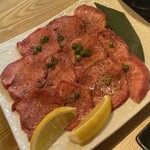 大衆焼肉 港南精肉店 - 熟成塩上タン