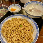 嘉賓 - 牡蠣ソース和え麺と豚肉入り中華粥890円を大盛＋100円