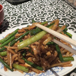 中国名菜処 悟空 - ふだ肉とニンニクの芽のピリ辛炒めリフトアップ！