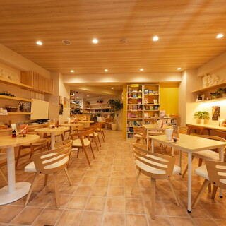 A warm and casual bar♪ A space that you'll want to introduce to your loved ones.