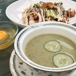 Flower&Cafe 大磯花帆槻 - 季節野菜のびんちょうポキ丼には冷製スープと卵黄が付きます。