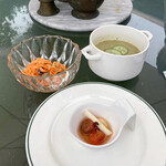 Flower&Cafe 大磯花帆槻 - 限定プレートのミニトマトの甘酢ピクルス、キャロットサラダ、冷製のキューカンバースープ