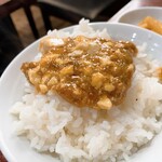 中国料理 峨嵋山 - ご飯にはマーボー豆腐をのせて食べます