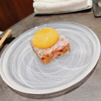 東京焼肉いのうえ 銀座店 - 瞬間燻製ユッケ