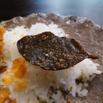 じぇいあん - カレーの中にはローリエの葉も入ってた。
香り付けに使用されてるのだろう。