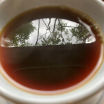 ｃａｆｅ ゴリョウ - コーヒーに映る窓際の木々