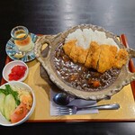 じぇいあん - ●カツカレー（サラダ付き）1,200円

これは溶岩の皿なのかな？
カツカレーが皿で加熱されて
グラグラと煮立っている音とビジュアルで登場。

結構インパクトがある❕