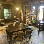 ｃａｆｅ ゴリョウ - 窓際から入り口をのぞむ