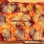 銀座シシリア - ピザは塩味が効いているサラミが一番美味しいと思う