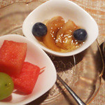 桔梗屋 - デザートはスイカ・マスカット・奥はブルーベリーと桃のジュレです