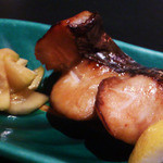 桔梗屋 - 焼き魚。付け合せにズッキーニの酢漬け