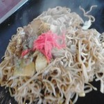 鈴屋 - 肉、ポテト入り焼きそばが完成しました。鉄板から皿に移していただきます。