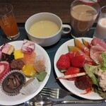 ボンサルーテ カフェ - 1皿目。スイーツ中心に盛りまくり