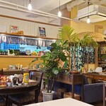 MAUNAKEA - 店内装飾は観葉植物と藁のパラソルで南国の雰囲気を醸し出しています
                      お席はカウンター5席、テーブル4席×6卓の合計29席