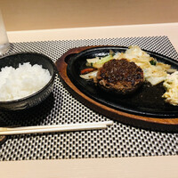 和食鉄板 銀座 朔月 - 鉄板には野菜炒めとポテサラが付いてます
