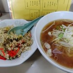 ラーメン とんかつ 忠 - 紅生姜の鮮やかさが、目に沁みる。