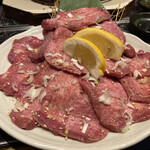 ホルモン本舗 我家 - ★特上ねぎタン
      唯一の2人前だけど、このボリューム！
      焼きすぎ無い程度に炙って別添えのねぎを包んで食べます♪ウマウマ♡