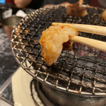 ホルモン本舗 我家 - 焼きあがってからカットするんだけど…
      店のアチコチに書いてあるけど、焼きすぎない事が美味しく食べれるポイントだそうです♪