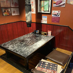 ホルモン本舗 我家 - 店内入って、右側がテーブル席。左側が座席です。
      更に、右奥に2席掘りごたつ式の座席があります。
      今回は奥の掘りごたつ式の座敷席でした♪