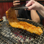 ホルモン本舗 我家 - 裏面(シワがある方)を下にして、ほぼひっくり返しません♪