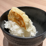 Ishimatsu Gyouza - 車盛り１５３０円、ライス並２５０円×２。餃子オンライスです。あっさり餃子ですが、タレの付いた餃子には、ご飯が一番です（╹◡╹）