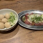 新時代 - 赤鶏レバ刺し￥418とうずら玉子の醤油漬け￥275