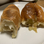 塩パン屋 パン・メゾン - 塩パン(左)と塩パンのアップルパイ(右) 断面