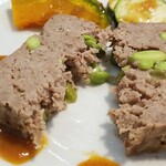 キッチン ブルー グローブ - テリーヌの断面、しっかり固めてあります