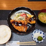 Izakaya Maru - 令和5年6月 ランチタイム
                        日替わり定食 850円
                        トンカツ、小鉢2品、フルーツ、ご飯、みそ汁、漬けもの、アイスコーヒー