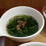 キッチン ブルー グローブ - ほうれん草スープのアップ