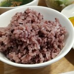 キッチン ブルー グローブ - 黒米の大盛りのアップ