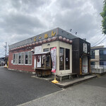 琉神 - 外観（左手が駐車場）