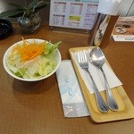 カフェ・ワン - あらびきドライカレーにつくサラダ